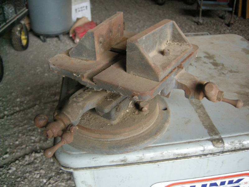 lot 216 image: Brown Bench Machinist Vise