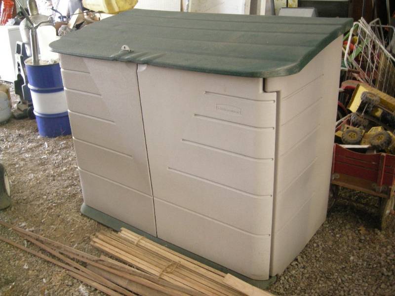 lot 231 image: Rubbermaid Storage Short Shed