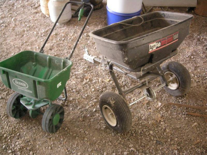 lot 237 image: Agri-Fab Broadcast Spreader 125