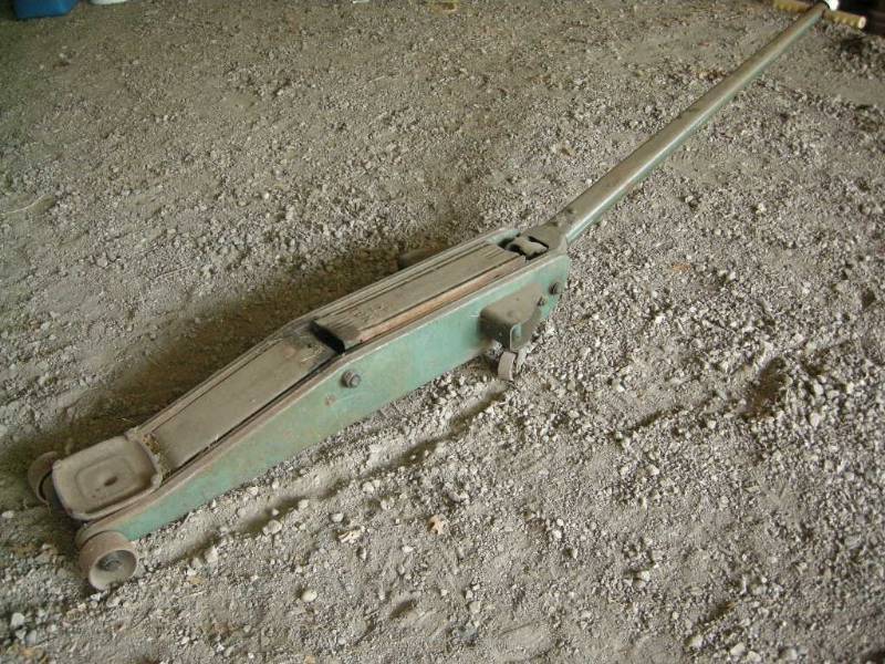 lot 246 image: Large Long 2 Ton Alligator Floor Jack