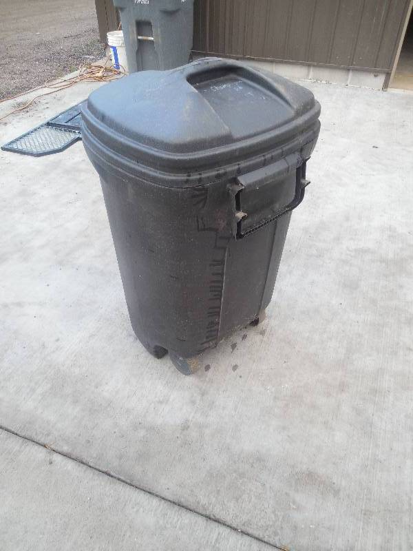 60 GALLON GARBAGE CAN ON WHEELS