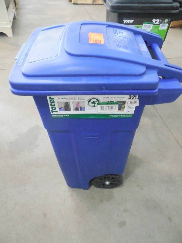 lot 73 image: Toter 32 Gal. Rollout Recycling Container with Attached Lid
