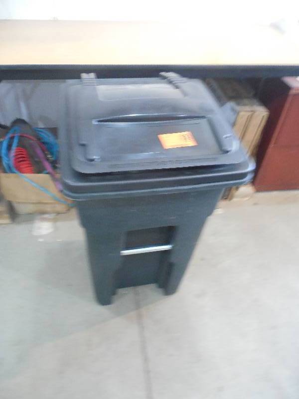 lot 55 image: Toter 32 Gal. Green Trash Can with Wheels and Attached Lid