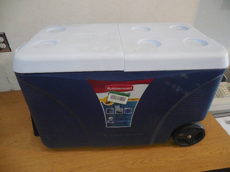 lot 57 image: Rubbermaid 75 qt. Blue Wheeled Cooler