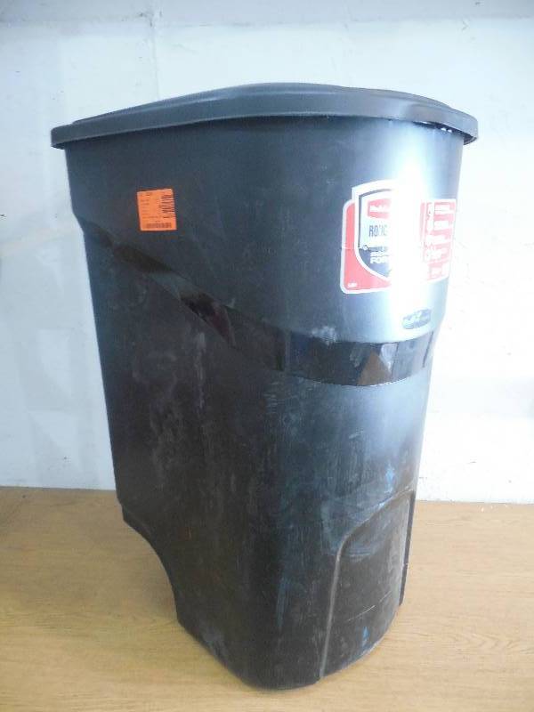 2) Rubbermaid Roughneck 18 gallon storage totes with lids - Bid-Assets  Online Auctions