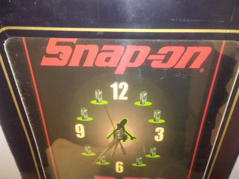 lot 1 image: Snap-on Clock  A day at the Races 97