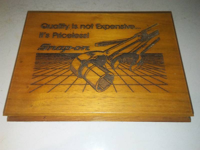 lot 19 image: Wood Snap-on Trinket Box