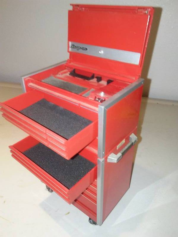 lot 37 image: Snap-on Tool Chest Top and Bottom Bank 18 scale