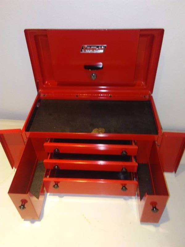 lot 61 image: Lockable Tool Chest, Snap-on NEW with2 keys