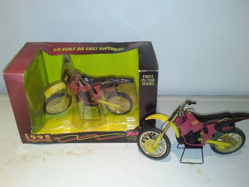 lot 77 image: 1995 19th Scale Die Cast Super Bike (2)