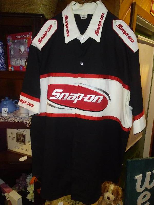 lot 90 image: Official Pit Crew Shirt of Snap-on XL Fabulous