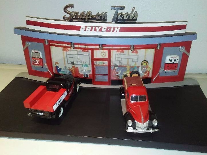 lot 101 image: Snap-on Tools Diner Drive-In Diorama, 125th scale