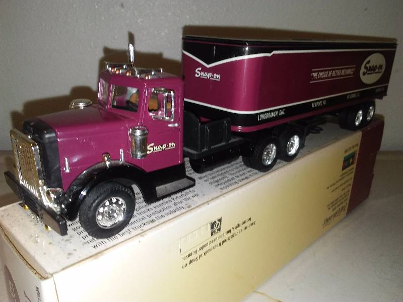 lot 110 image: Snap-on 1948 Peterbilt Tractor Trailer Bank