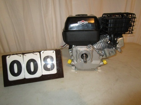 lot 8 image: Briggs & Stratton 5hp Engine