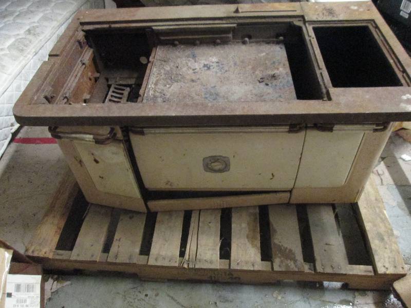 lot 10 image: Vintage Stove for repurposing...