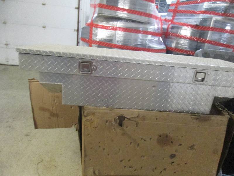 lot 11 image: Aluminum Truck Bed Tool Box...