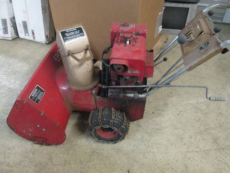 lot 15 image: Toro Snowblower