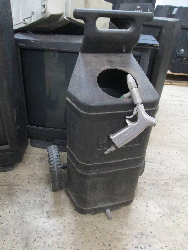 lot 16 image: Craftsman Sand Blaster...