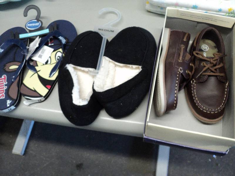 lot 321 image: new boy shoes size 11...
