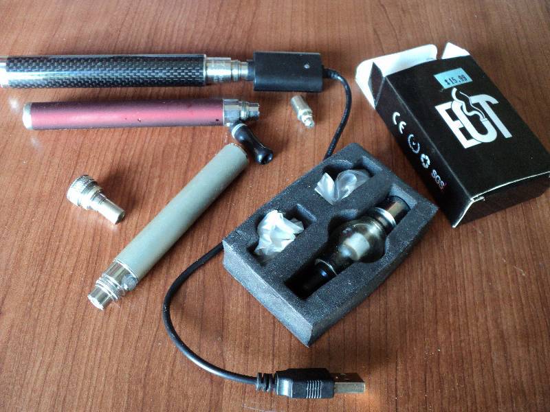 lot 337 image: Electronic cigarettes vapes with ...