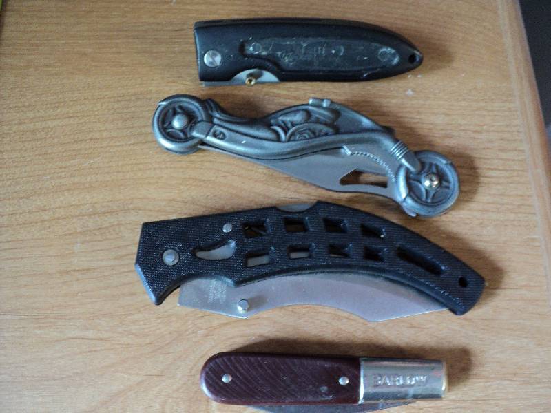 lot 339 image: 4 knives...