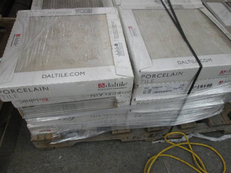 lot 73 image: Lot of 10 cs Daltile Forest Hills C...