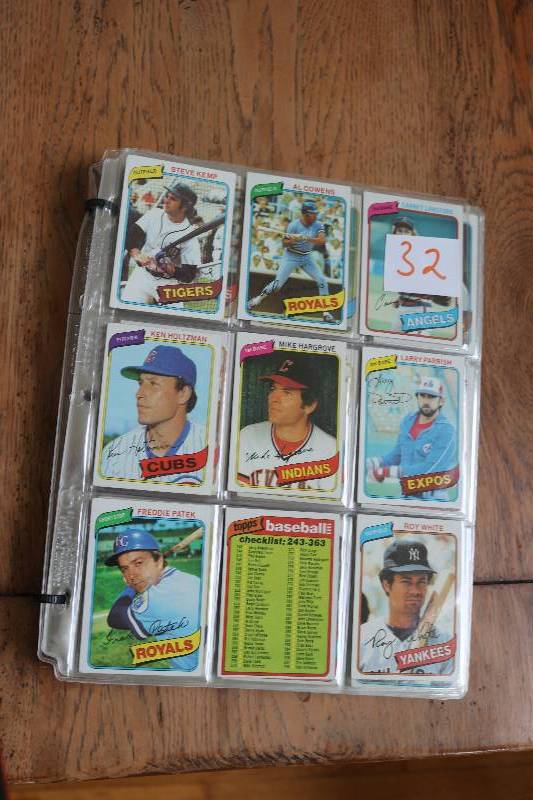 lot 32 image: Lot of 1982 Topps Baseball cards...
