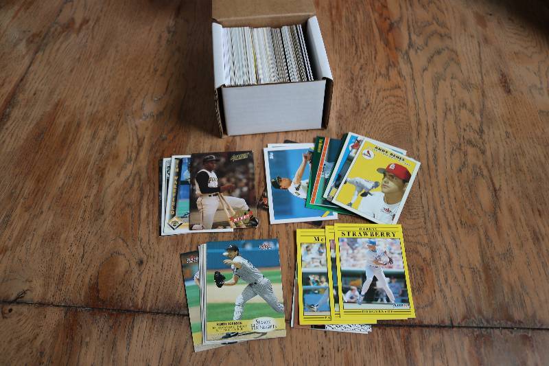 lot 22 image: 200 Baseball Star cards...