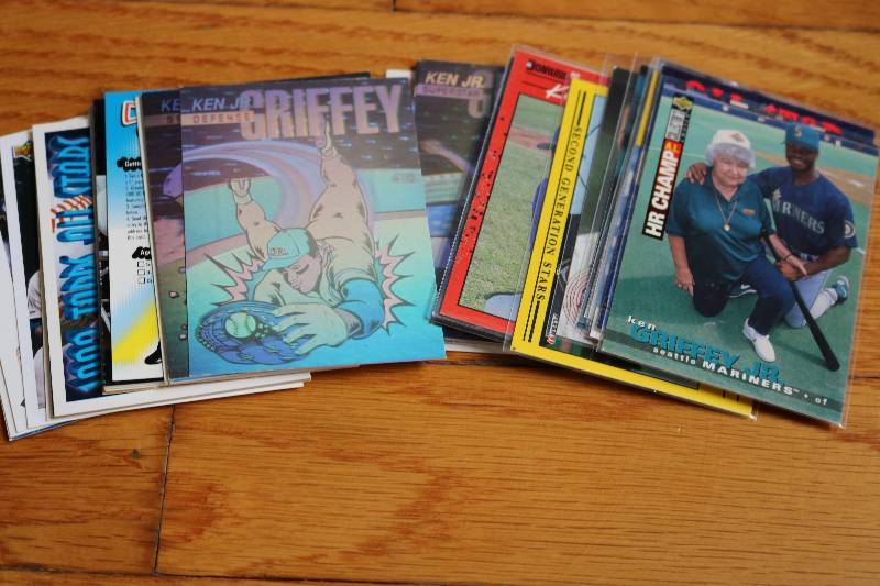lot 7 image: 40 Ken Griffey Jr cards...