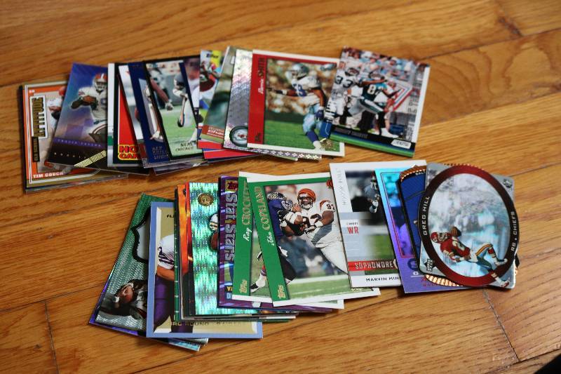 lot 91 image: 50 Football card insterts...