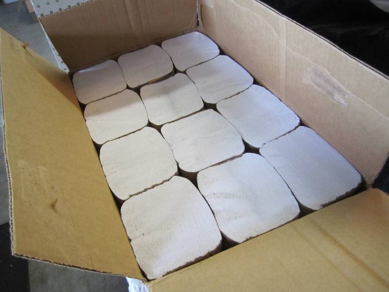 lot 18 image: Case of 9000 Napkins White Interfol...