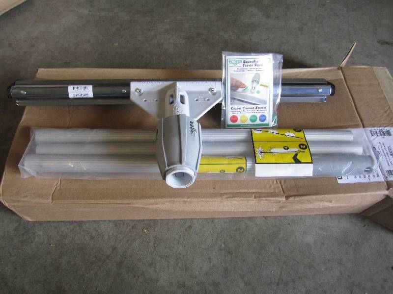 lot 22 image: Unger HM22K Smartfit Floor Squeegee...