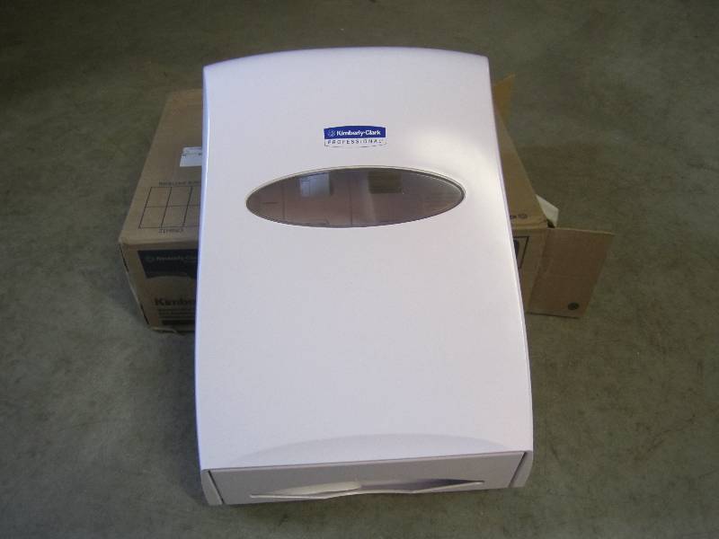lot 43 image: Kimberly-Clark Wall Mount Paper Tow...