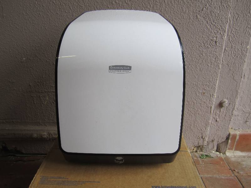 lot 73 image: Kimberly Clark Professional Paper T...