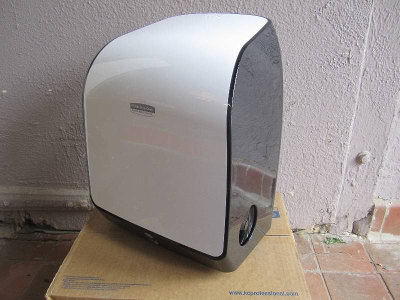 lot 74 image: Kimberly Clark Professional Paper T...