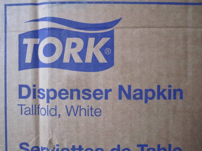 lot 81 image: Case of 10,000 Tork Dispenser Napki...