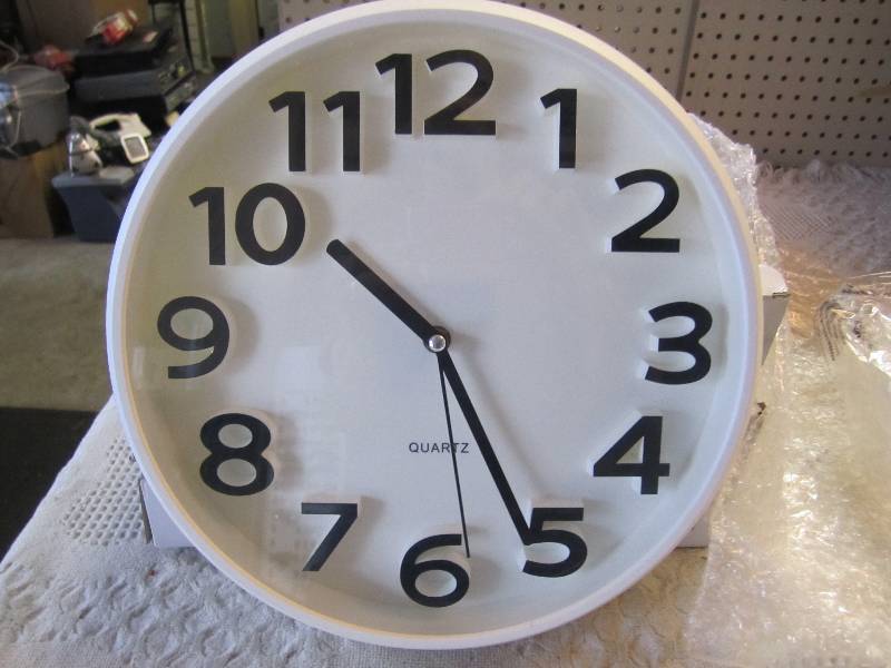 lot 98 image: Universal 13 Wall Clock Contempora...