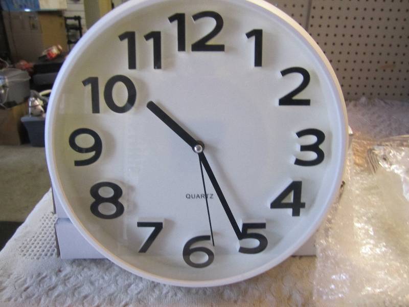 lot 99 image: Universal 13 Wall Clock Contempora...