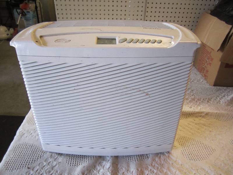 lot 136 image: Hunter Quietflo Air Purifier Powers...