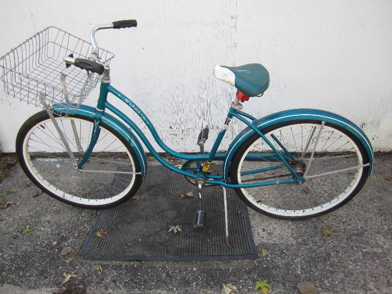 lot 153 image: Vintage Schwinn Hollywood 26 Bicyc...