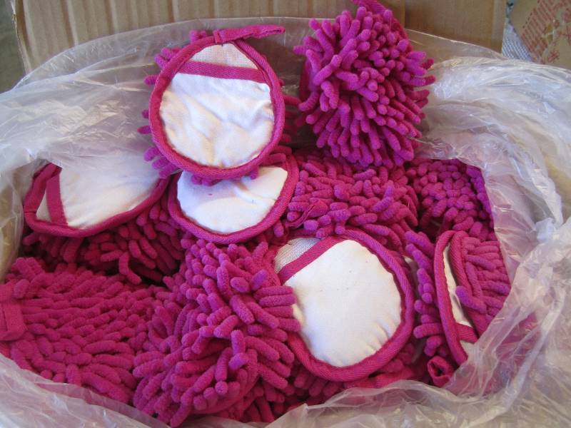 lot 167 image: Case of 200 Frizzy Finger Dusters, ...