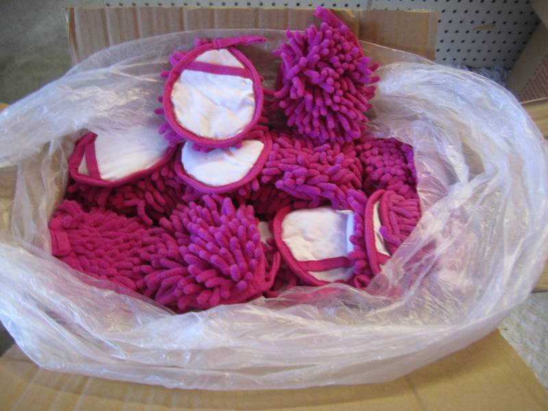 lot 168 image: Case of 200 Frizzy Finger Dusters, ...