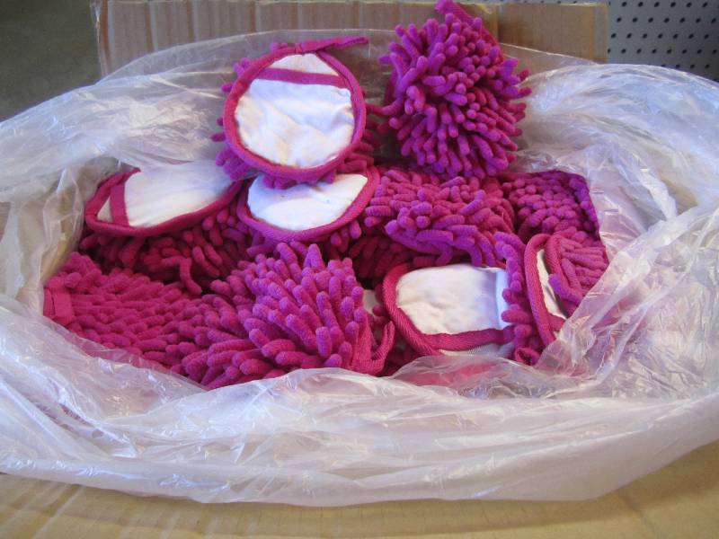 lot 169 image: Case of 200 Frizzy Finger Dusters, ...