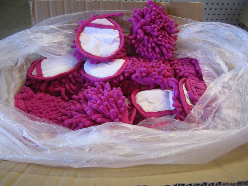 lot 170 image: Case of 200 Frizzy Finger Dusters, ...