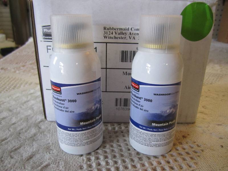 lot 195 image: Case of 12 Rubbermaid Microburst 30...