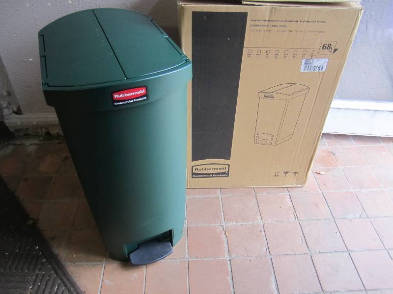 lot 206 image: Rubbermaid 18 Gallon Slim Jim Step-...