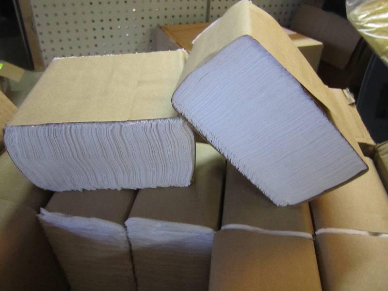 lot 208 image: Case of 8000 Low Fold Napkins 20 pa...