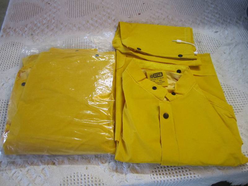 lot 251 image: Master Gear Rain Gear Set Jacket wi...