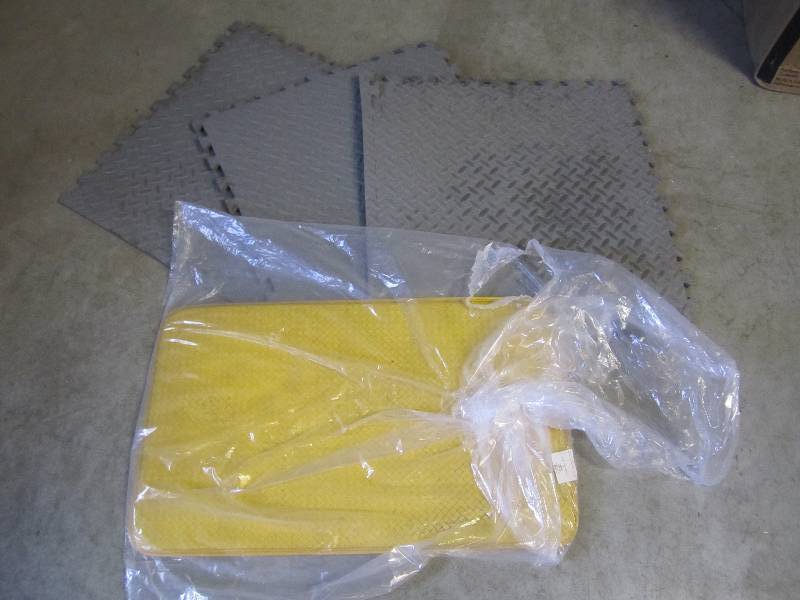 lot 270 image: Anti Fatigue Floor Mat 18 x 30 Re...