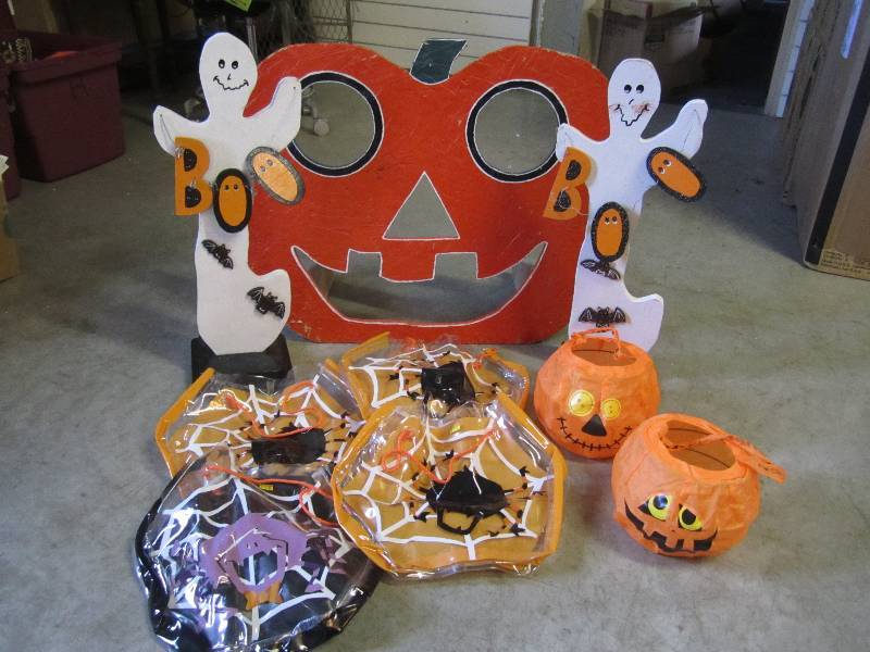lot 271 image: Halloween Outdoor Wood Decor and Tr...